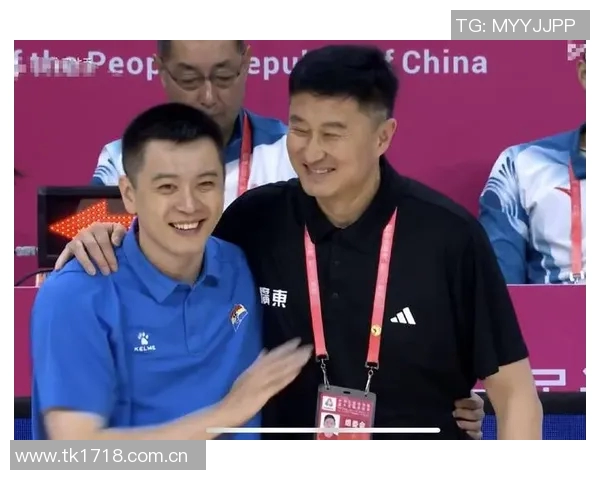 杨鸣与杜锋赛后微笑拥抱展现对输球的坦然态度